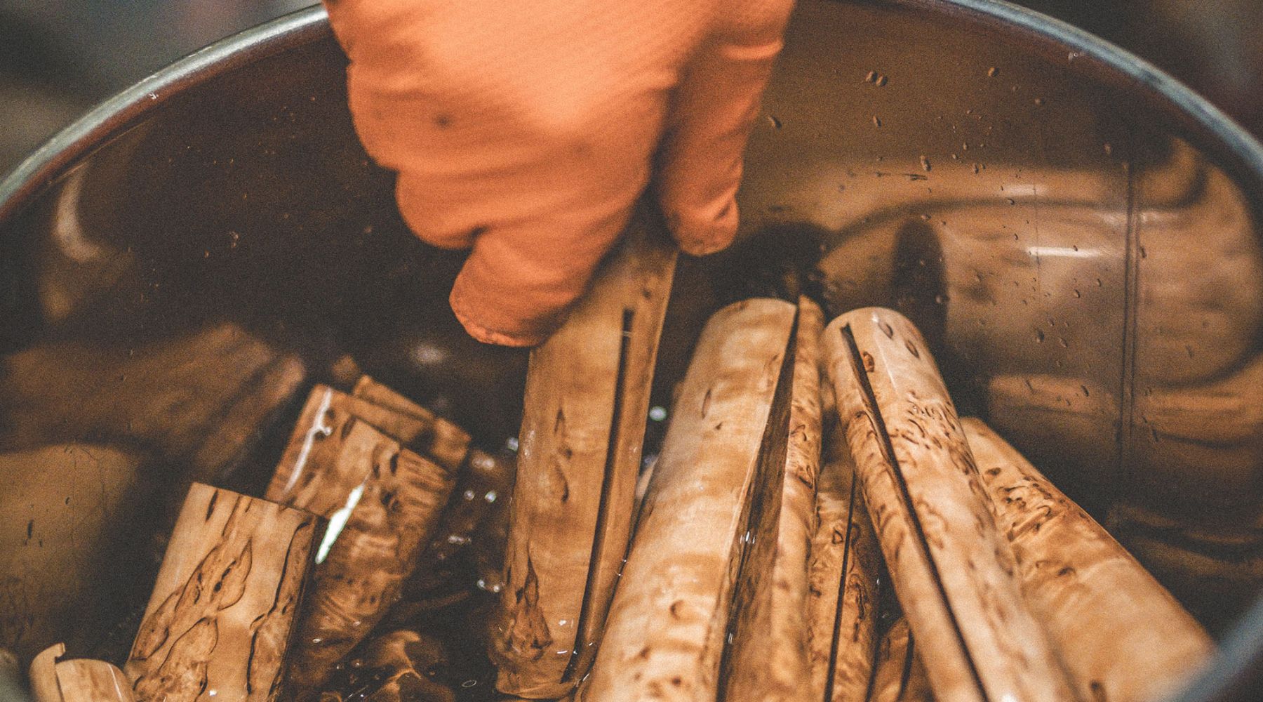 Blogg om hur vi stabiliserar träet på våra knivhandtag