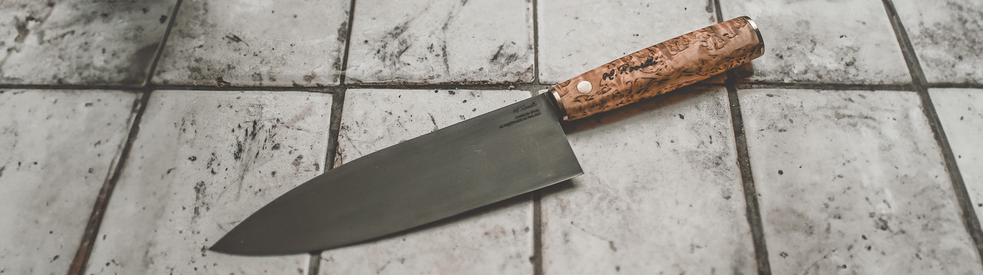 Chef knife in carbon steel and handle made out of curly birch handmade på Roselli 