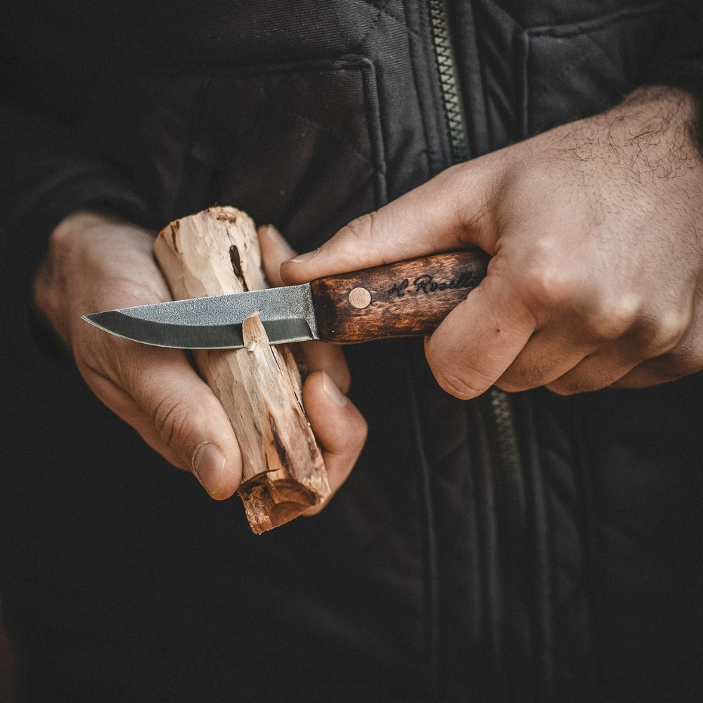 ブラジリアンモダン 木彫ハンドスカルプチャー 握り拳 ローズウッド系 無垢材 Full Tang Outdoor Knife | Premium Carbon Steel | Roselli Finland