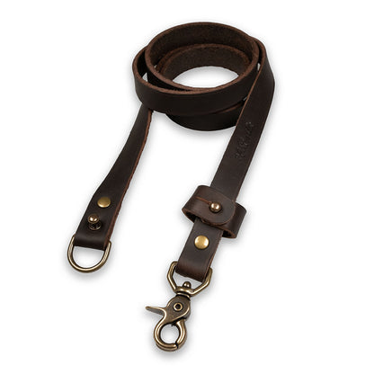 Roselli's dog leash made from genuine leather from Tärnsjö, Sweden. Practical hand loop and metal buckle.