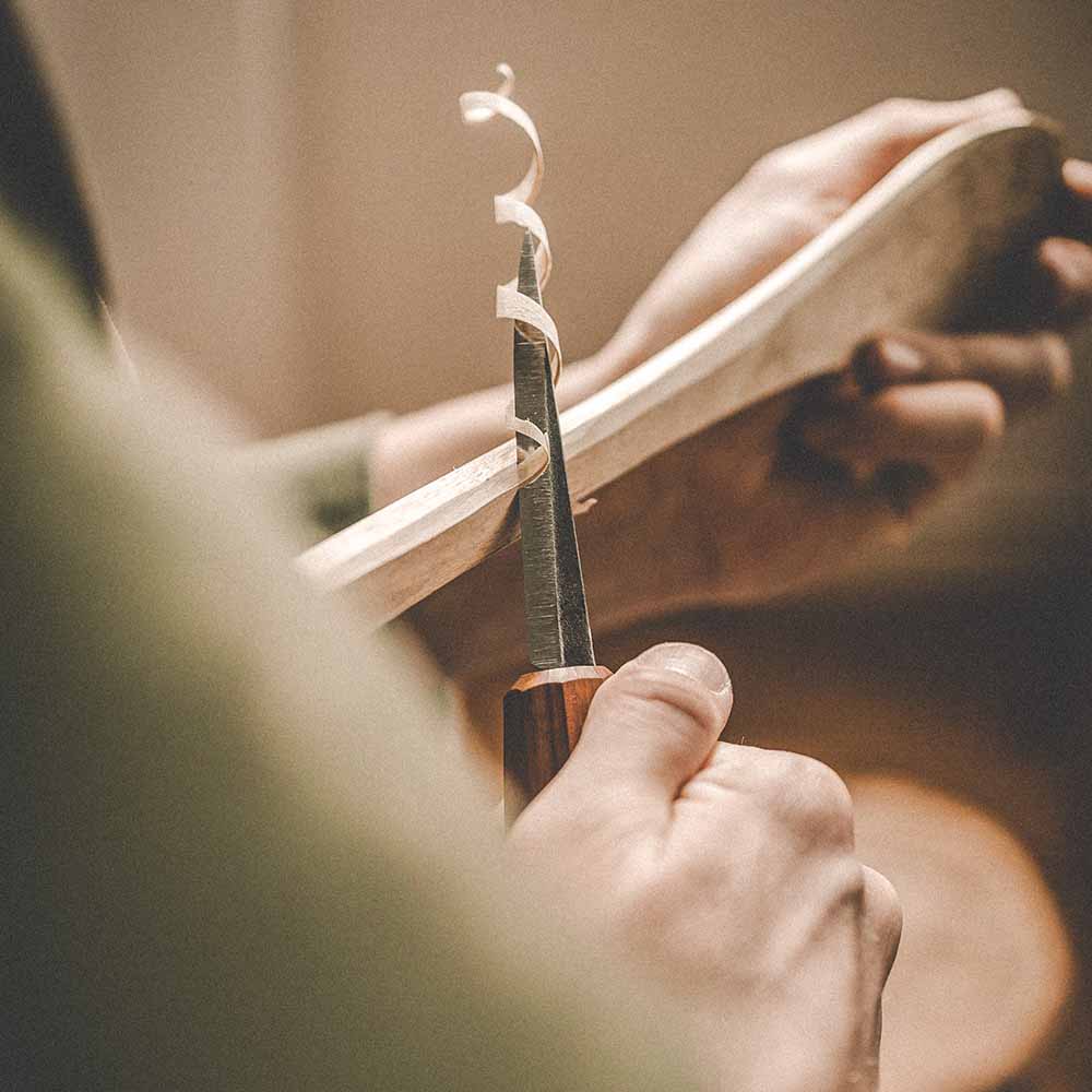 Roselli's handmade Finnish Carving knife with a handle made from stained curly birch and a blade from carbon steel with a scandi grind zero feature. Comes with a handmade leather sheath.