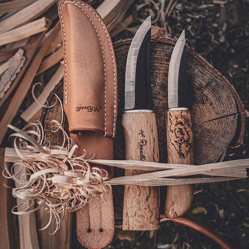 Handmade Finnish knives from Roselli in model "Carpenter knife" and "Hunting knife" which comes in a light tanned leather combo sheath 