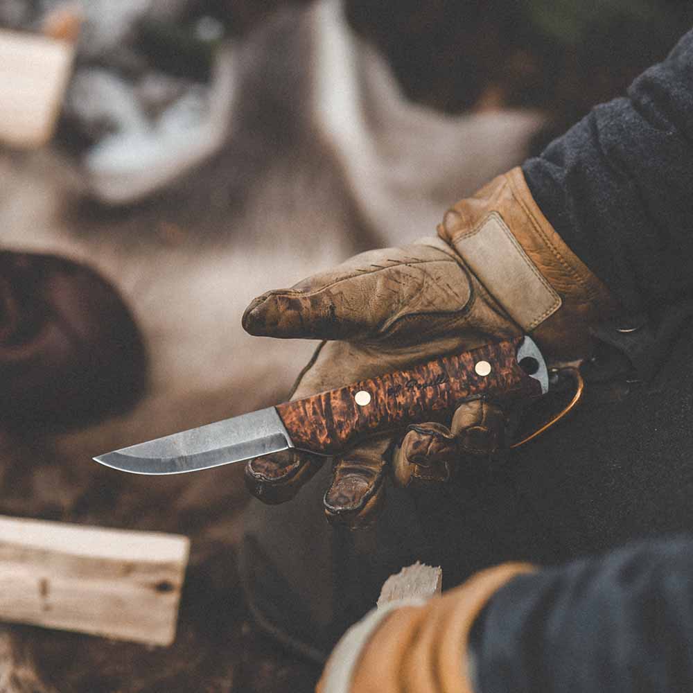 Handmade Finnish bushcraft knife from Roselli in model "Heimo 4" with a full tang blade and a handle made out of stained curly birch 