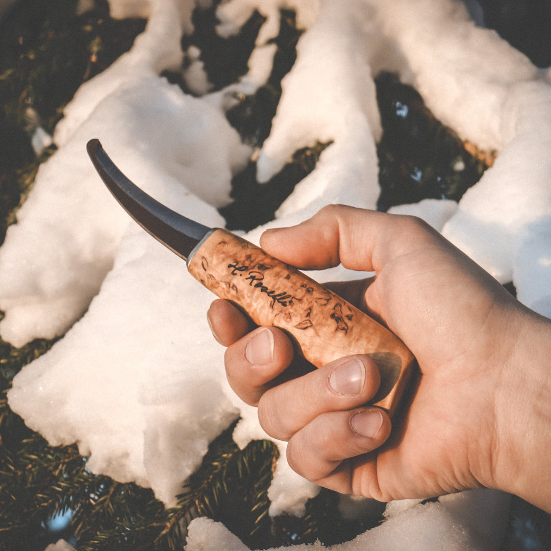 Handmade Finnish hunting knife from Roselli in model "opening knife" with a round tip and a handle made out of curly birch 